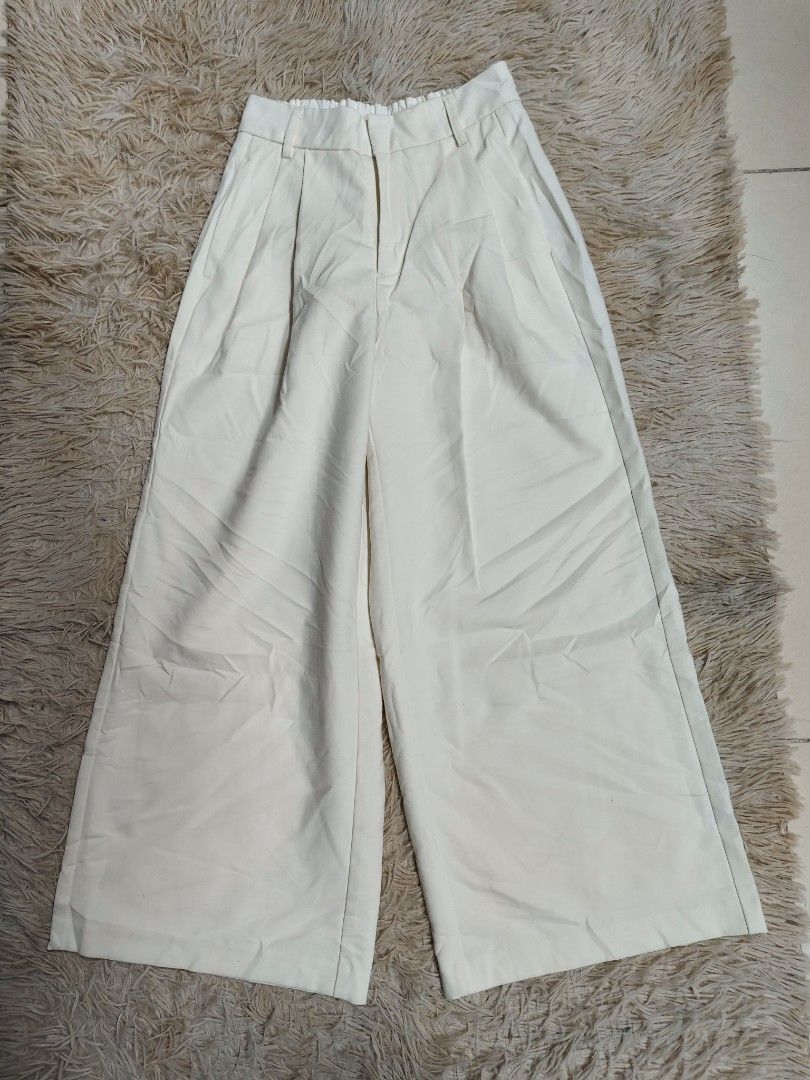GU Wide Pleated Pants (Category: Other Bottoms) located in Angeles City. Submitted by miss_independent01 (Listing ID 1468081343, Image 2). Description: GU Wide Pleated Pants Color: Off-White Width: 13.5 (Small on tag) Length: 35 MOP: Gcash ✅ Mine Now, Pay Now ✅ First to Pay, Gets the Item 📍 PAMPANGA Courier: JnT 🚚🚚 PM 💌.