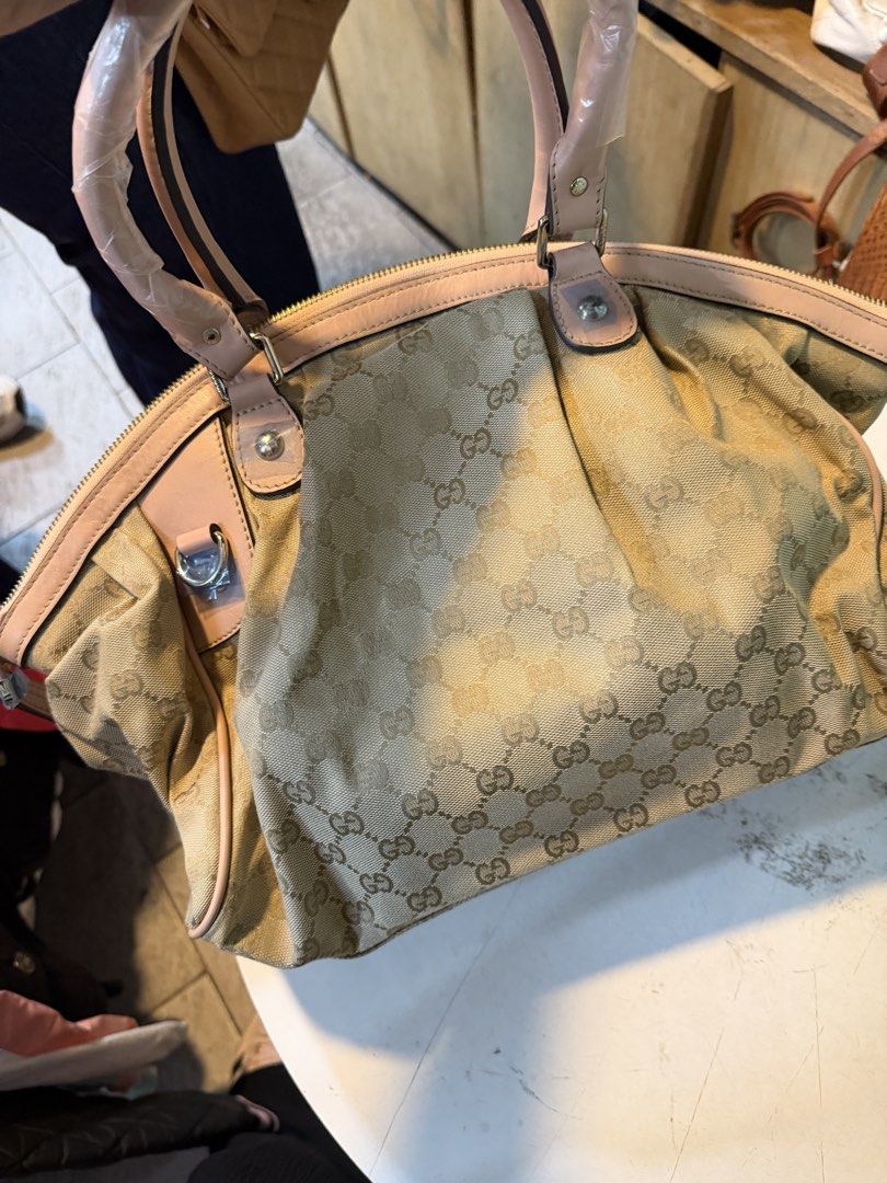 Gucci (Category: Luxury Bags & Wallets) located in Manila. Submitted by kayecake_ (Listing ID 1468118504, Image 3). Description: .