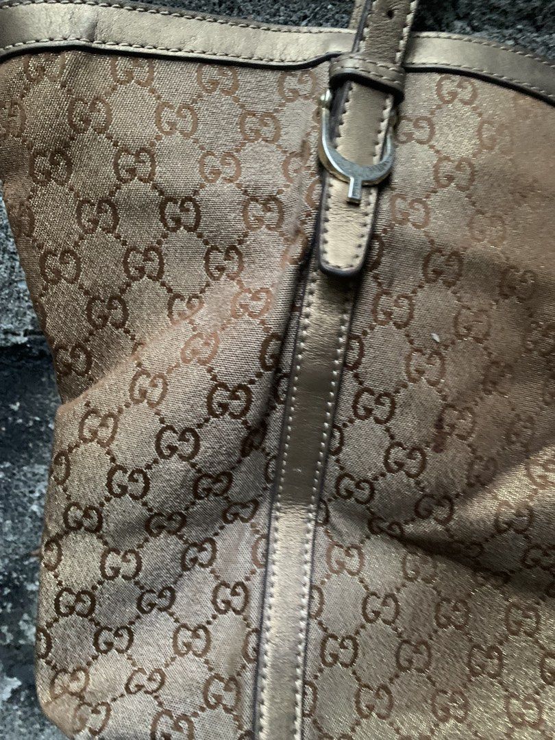 Gucci (Category: Luxury Bags & Wallets) located in Davao. Submitted by terrencefinds2.0 (Listing ID 1468122852, Image 3). Description: Rank B Issue sa may 6pic Hirap ipasok still work padin actuall wala na issue if mapasok sa belt area.