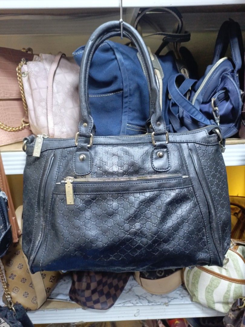 Gucci Black Micro Guccissima Leather Tote Bag (Category: Luxury Bags & Wallets) located in Manila. Submitted by del_thrifts03 (Listing ID 1468112933, Image 2). Description: - black Gucci leather tote bag - Iconic micro monogram pattern debossed all over - Dual top handles for comfortable shoulder or hand carry - Exterior zippered pocket with engraved pull tab - Secure top zip closure with light fabric interior - Includes internal zip pocket and s