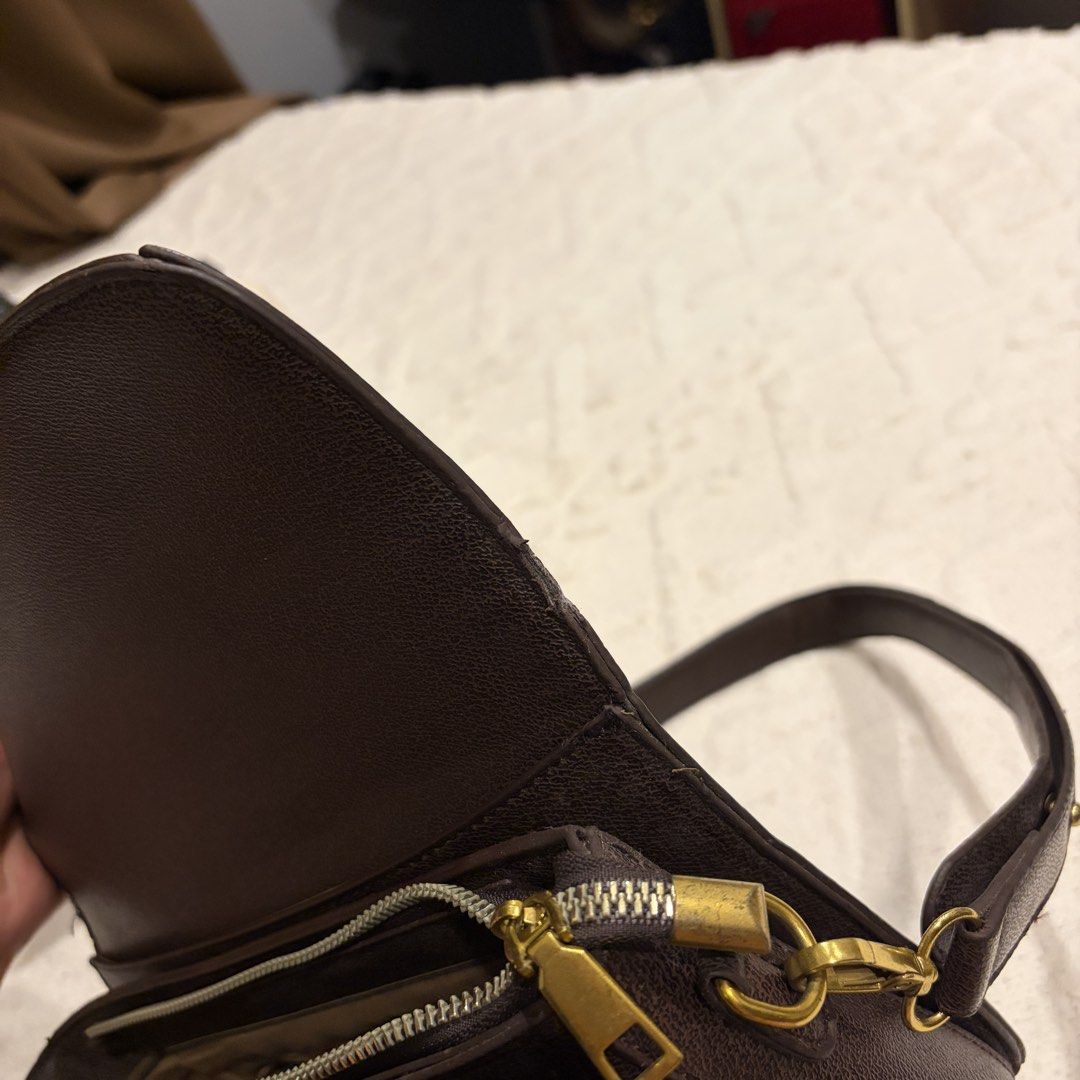 Gucci Horsebit (Category: Shoulder Bags) located in Angeles City. Submitted by astravintage (Listing ID 1468221119, Image 2). Description: Selling low cause no code and flaws inside pero sobra bigat ganda ng pagka leather rubber lining sa side din not perfect but not noticeable.