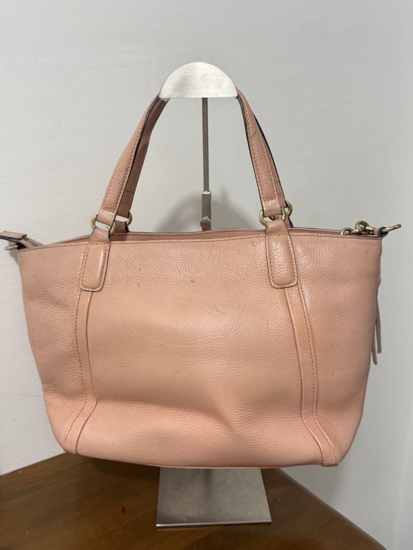 Gucci pink small (Category: Shoulder Bags) located in Manila. Submitted by prelovedbyramiah (Listing ID 1468241402, Image 2). Description: coded no sling strap .