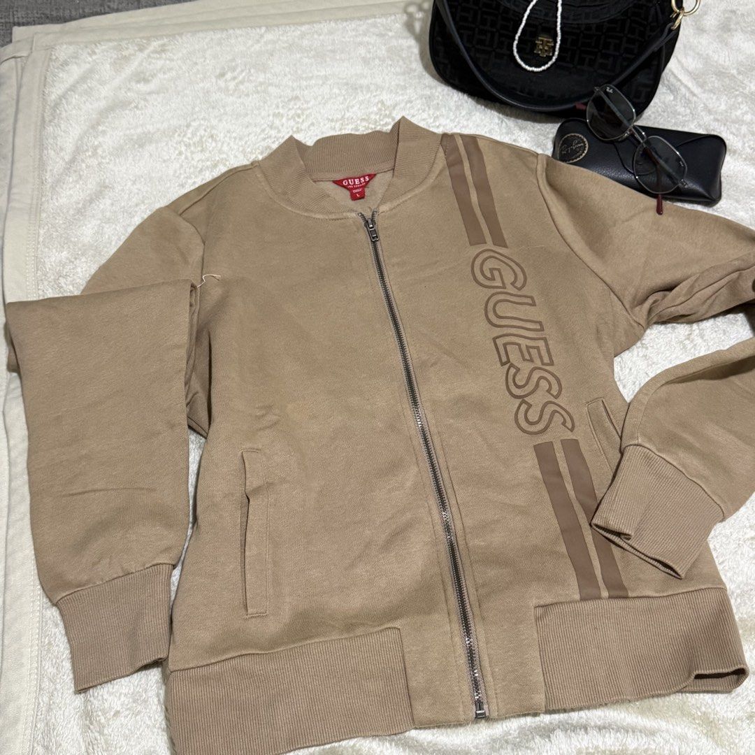 Guess Jacket beige (Category: Coats, Jackets and Outerwear) located in Pasay City. Submitted by bellita_05 (Listing ID 1468236433, Image 1). Description: .