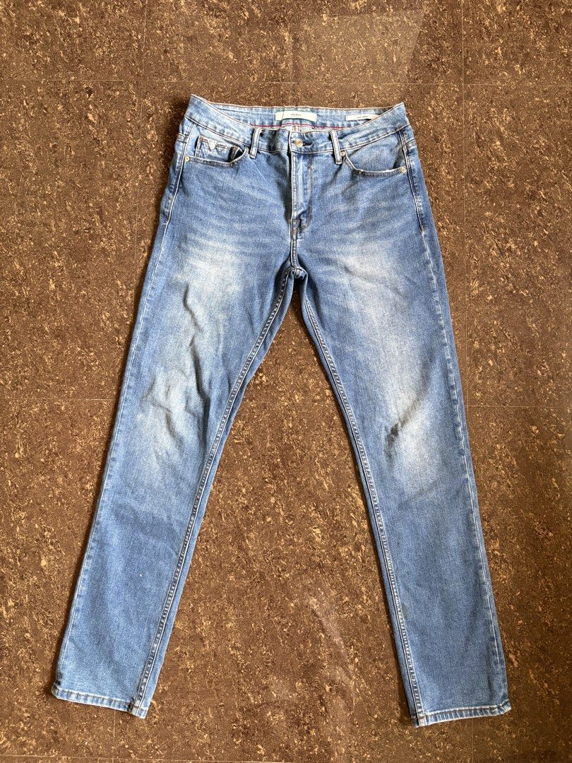 Guess Slim Tapered (Category: Jeans) located in Legazpi City. Submitted by dauthenticlooters (Listing ID 1468190289, Image 1). Description: PRE-LOVED, NOT THRIFT! ❗️ ✨ Pristine condition 🤍 No issues, well taken care of 🛍️ Authentic in-store purchases.