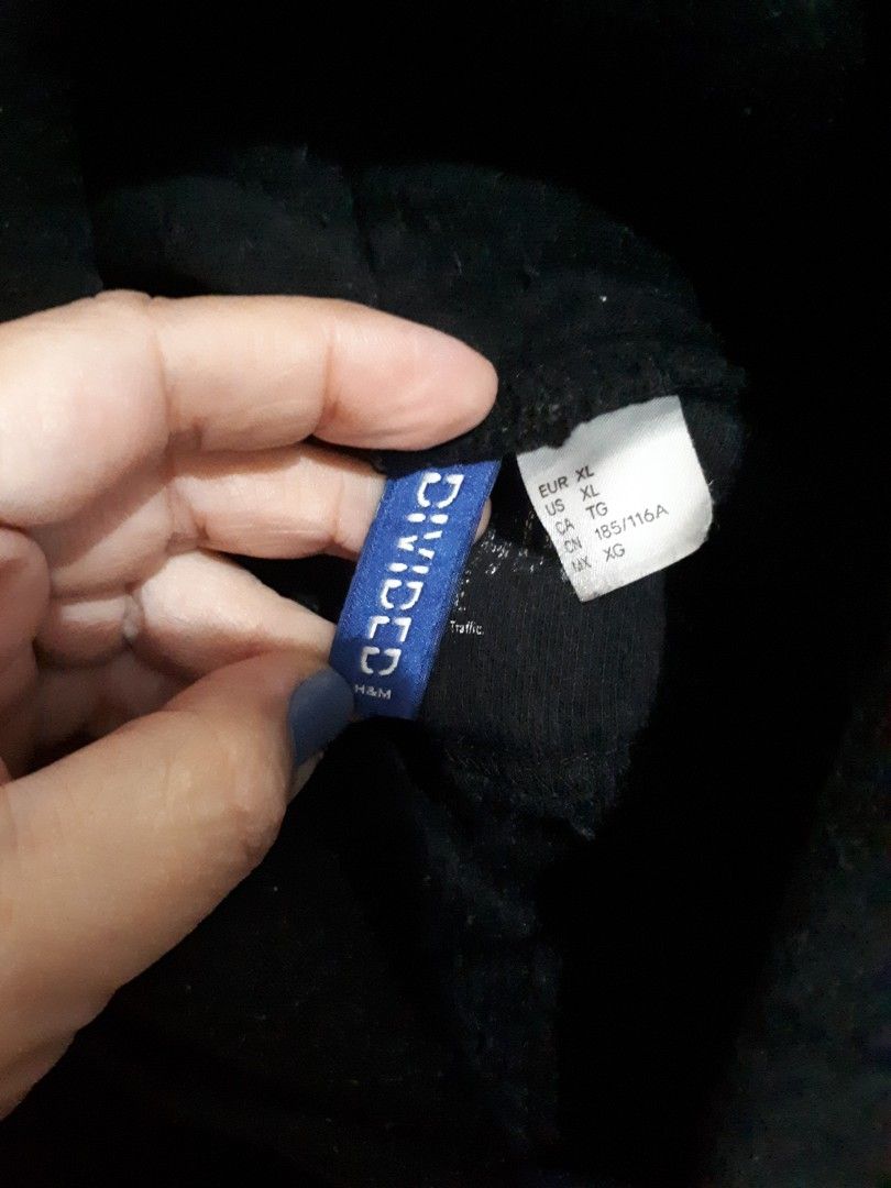 H and m sweater with hood (Category: Coats, Jackets and Outerwear) located in Quezon City. Submitted by secretluxuryshop (Listing ID 1468078331, Image 1). Description: .