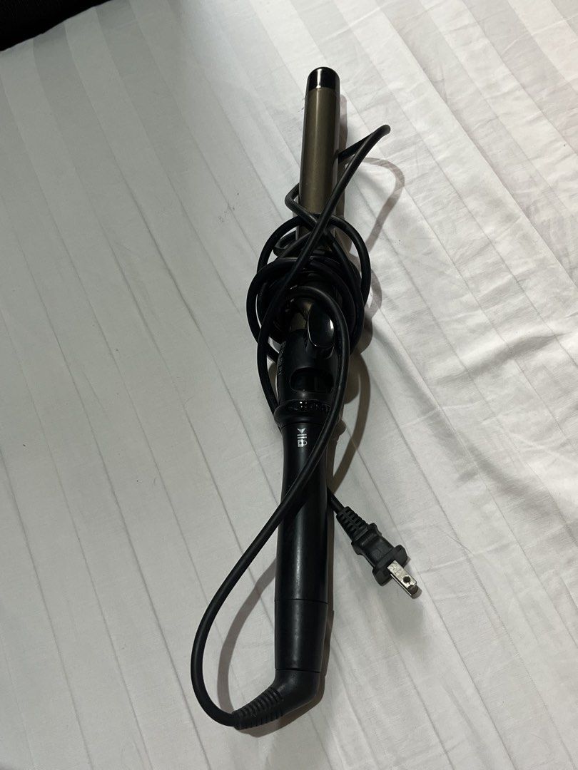 Hair Curler (Category: Hair Accessories) located in Pasig City. Submitted by baekonnn (Listing ID 1468157988, Image 1). Description: Hair curler.