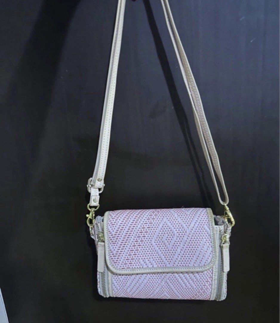 Halohalo Mini bulaklak in Pink/Red (Category: Shoulder Bags) located in Mandaluyong City. Submitted by geninishx (Listing ID 1468070689, Image 1). Description: - Halohalo mini bulaklak in pink/red - fits iphone pro max - Got it 6,600 from carousell bnew - adjustable strap - looks like no signs of usage in the inside - no damage in the banig - leather strap easily become yellowish - only used for 5 times - last price posted.