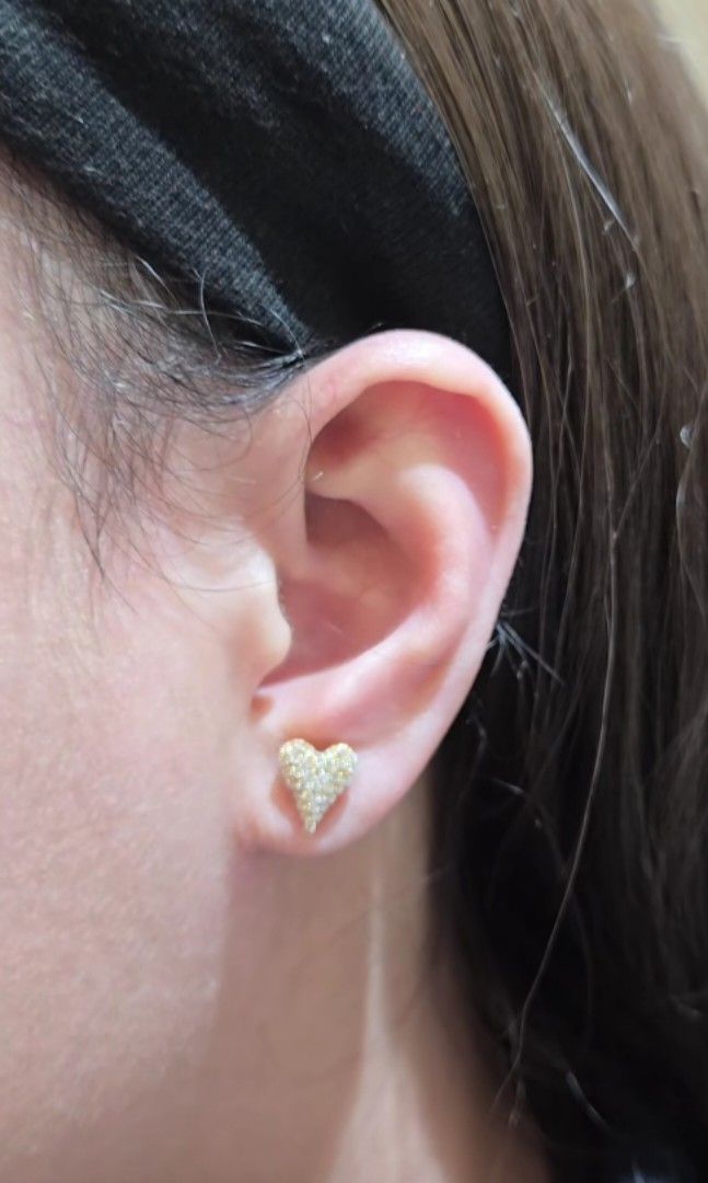 Heart diamond stud (Category: Earrings) located in Malolos. Submitted by keenhorse_ef38ab (Listing ID 1468281522, Image 3). Description: ₱37,900 .48carat diamond 18Karat gold CASH ON DELIVERY VIA LBC.