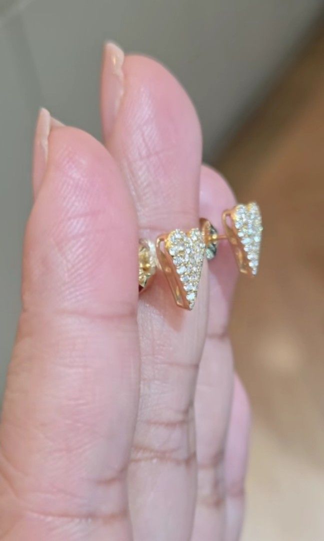 Heart diamond stud (Category: Earrings) located in Malolos. Submitted by keenhorse_ef38ab (Listing ID 1468281522, Image 2). Description: ₱37,900 .48carat diamond 18Karat gold CASH ON DELIVERY VIA LBC.