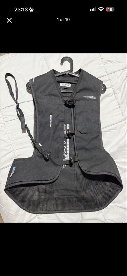 Helite Turtle 2 Airbag Vest Size M (Category: Vests) located in Marikina City. Submitted by meandmyprelovedstuff (Listing ID 1468246698, Image 1). Description: Like new No issues Used less than 5x Comes with ready to use CO2 cartridge Size Medium but fits Small-Medium frames SRP Php40K RFS: Change of hobby 📍 Marikina.