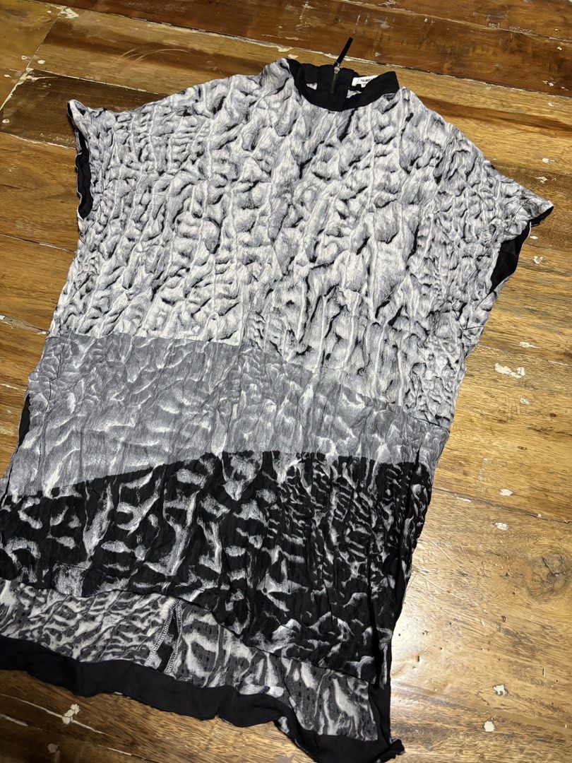 Helmut Lang silk sleeve crinkled abstract goth (Category: Blouses) located in Cagayan de Oro. Submitted by kirkwax_4 (Listing ID 1468168783, Image 3). Description: Helmut Lang silk sleeve crinkled abstract goth Small/medium frame (19x27-30) approx Like new No issue 1250.