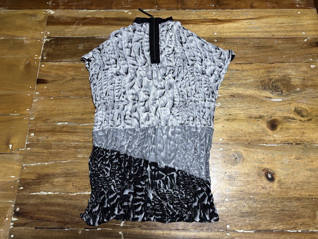 Helmut Lang silk sleeve crinkled abstract goth (Category: Blouses) located in Cagayan de Oro. Submitted by kirkwax_4 (Listing ID 1468168783, Image 2). Description: Helmut Lang silk sleeve crinkled abstract goth Small/medium frame (19x27-30) approx Like new No issue 1250.