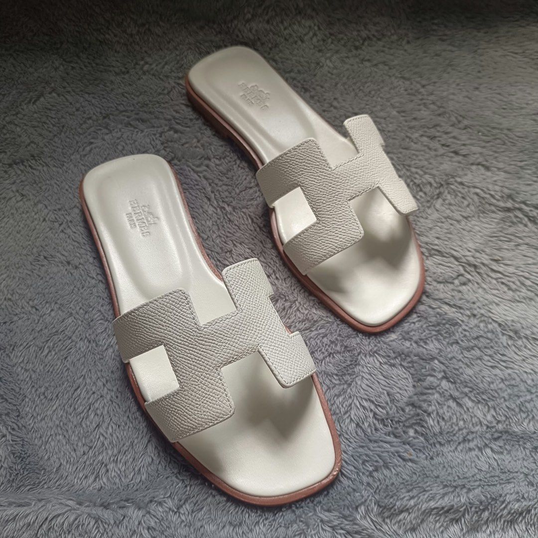 HER M E S (Category: Flats & Sandals) located in Valenzuela. Submitted by meloluxcollections (Listing ID 1468087757, Image 2). Description: .