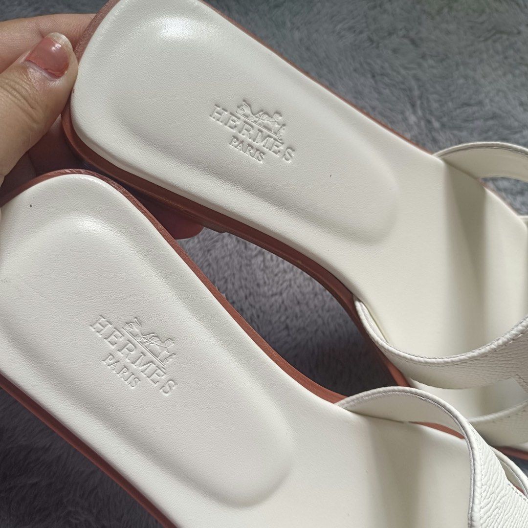 HER M E S (Category: Flats & Sandals) located in Valenzuela. Submitted by meloluxcollections (Listing ID 1468087757, Image 3). Description: .