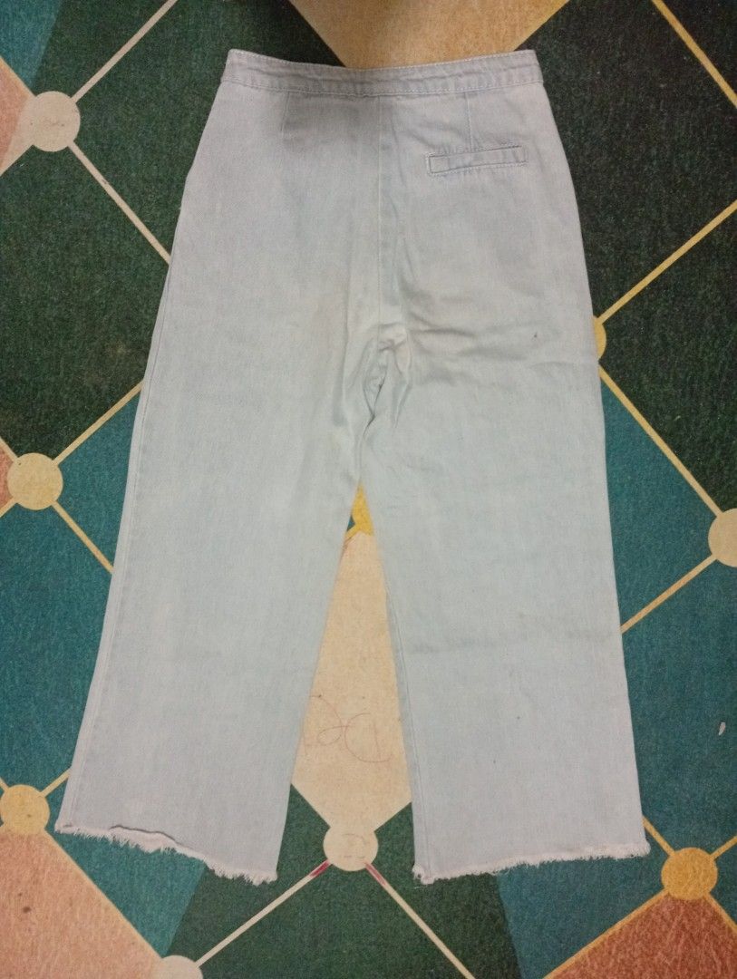 HIGH WAISTED WIDELEG JEANS (Category: Jeans) located in Santa Maria. Submitted by itsmacmacky (Listing ID 1468270569, Image 2). Description: Light Wash Wide Leg Jeans Wide leg / culotte cut, light denim High waist, frayed hem Size: 30 Good condition, soft denim.