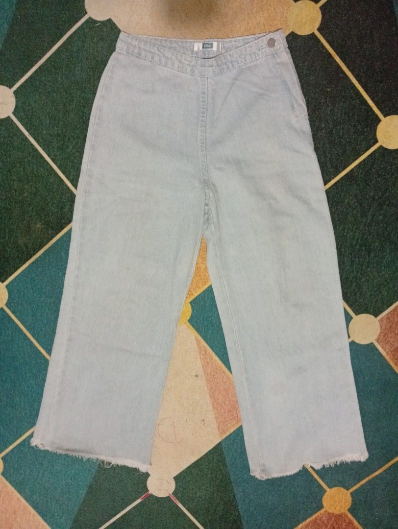 HIGH WAISTED WIDELEG JEANS (Category: Jeans) located in Santa Maria. Submitted by itsmacmacky (Listing ID 1468270569, Image 1). Description: Light Wash Wide Leg Jeans Wide leg / culotte cut, light denim High waist, frayed hem Size: 30 Good condition, soft denim.