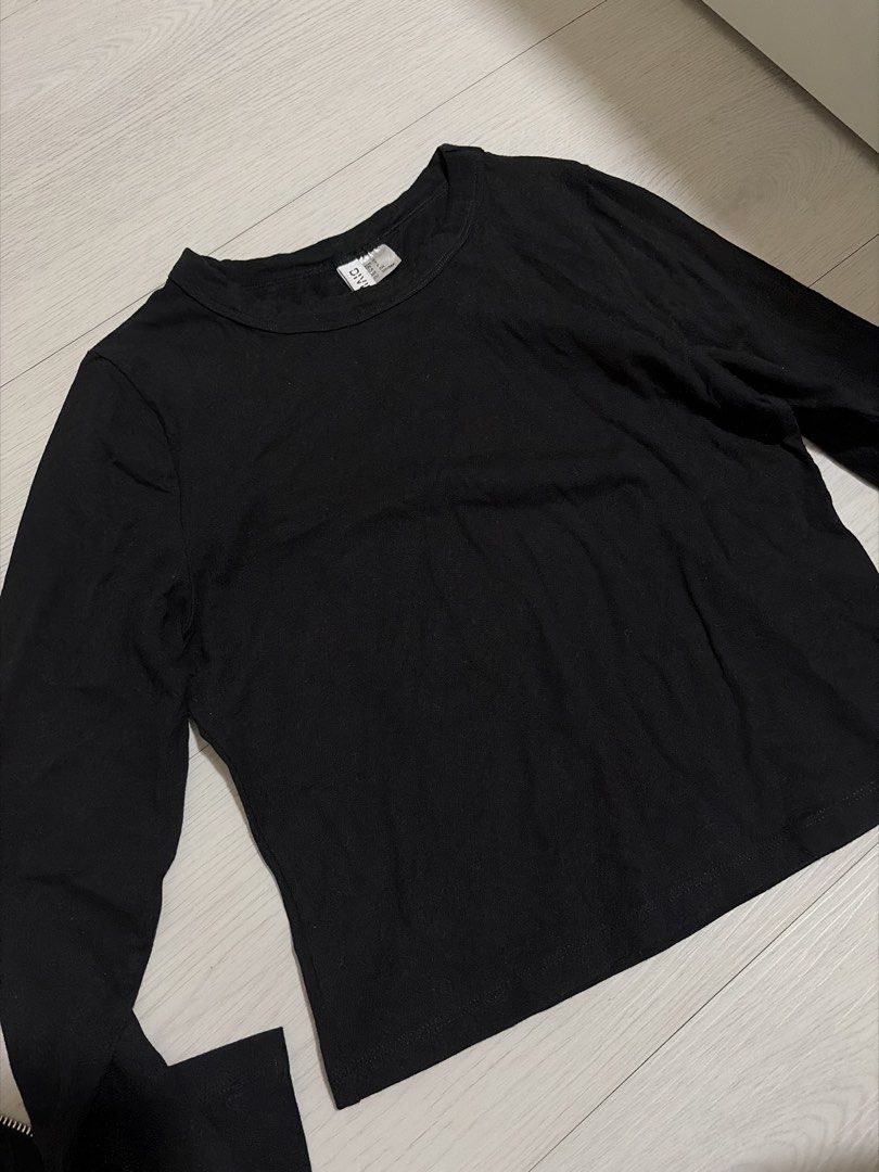 H&M Black Long Sleeve Top (Category: Longsleeves) located in Taguig. Submitted by nics04433 (Listing ID 1468156339, Image 1). Description: - Brand: H&M - Color: Classic Black - Style: Long sleeve top with crew neckline and regular fit - Material: Soft and comfortable cotton jersey - Versatility: Basic everyday staple that easily matches with jeans or skirts.