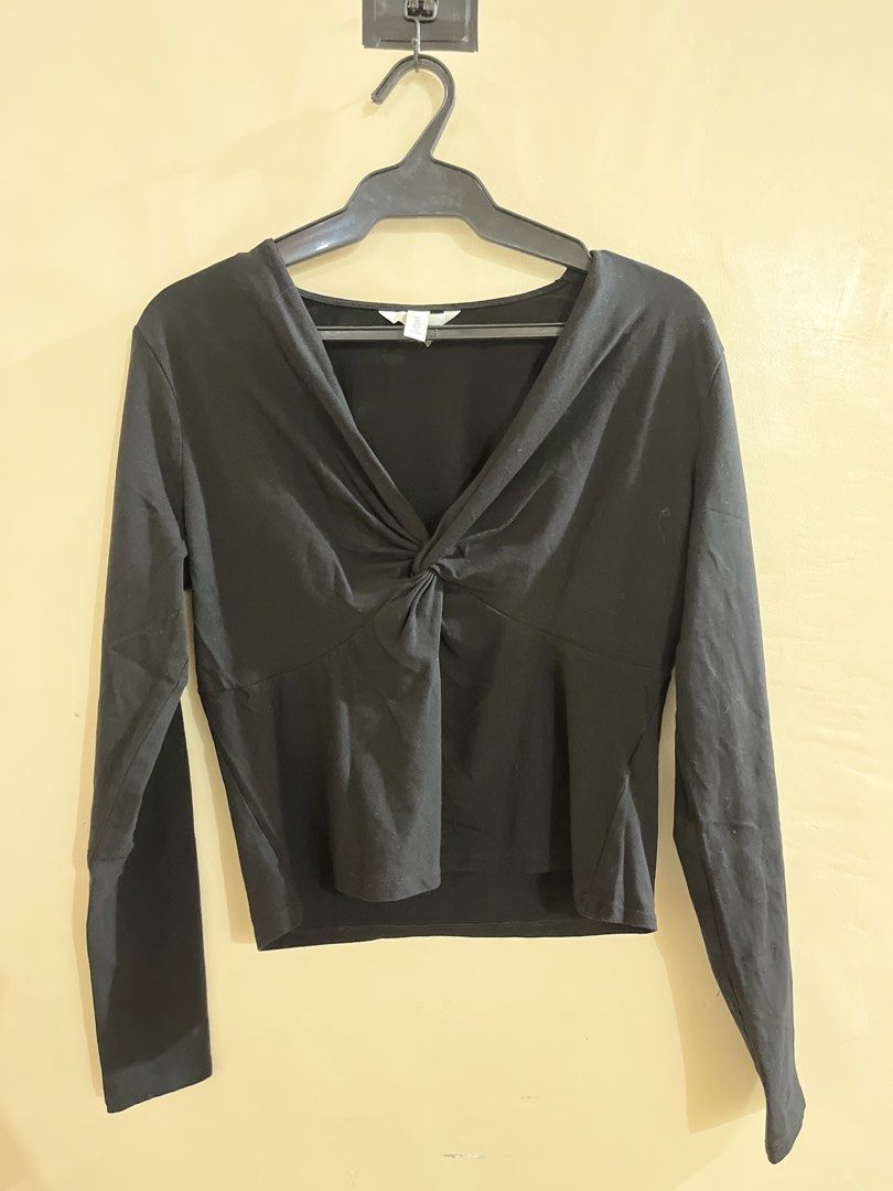 H&M Black Long-Sleeve Twist Front Top (Category: Longsleeves) located in Binan City. Submitted by hannahbanana928 (Listing ID 1468203805, Image 2). Description: - Color: Black - Size: Large - Style: Long-sleeve top with V-neckline and front twist knot detail - Fit: Fitted silhouette with comfortable, stretchy fabric - Versatility: Easy to style with jeans or skirts for everyday wear - Condition: Clean and well-maintained.