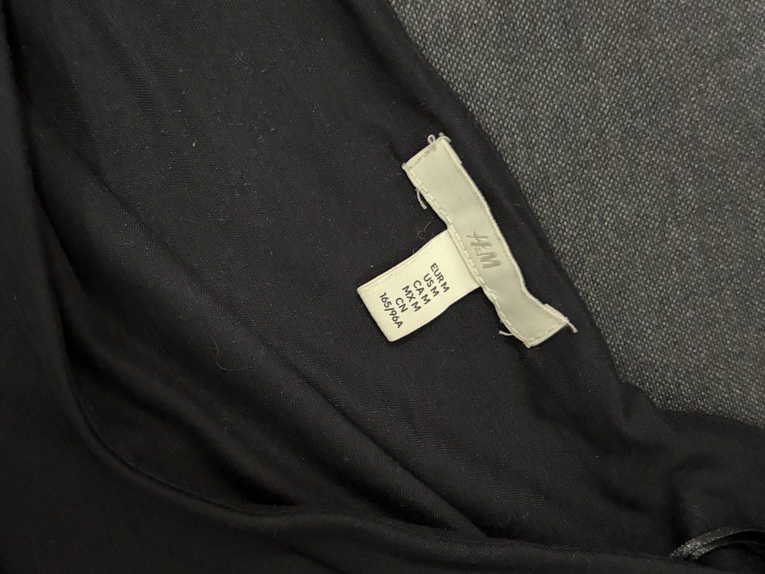 H&M Black One-Shoulder Long Sleeve Top (Category: Longsleeves) located in Manila. Submitted by cpaa.aaa (Listing ID 1468133429, Image 2). Description: H&M Black Size: S-M One-shoulder long sleeve Stretchy comfortable fabric .