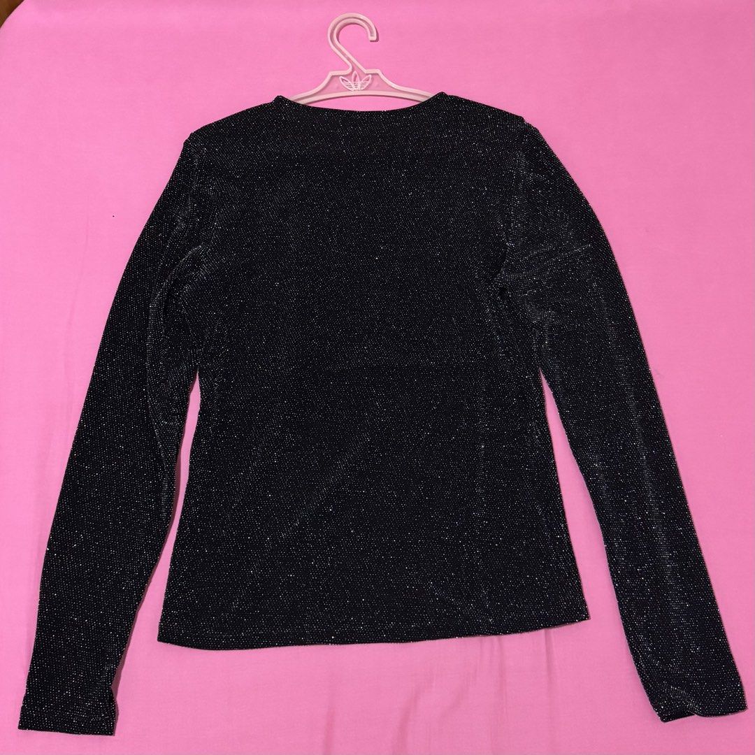 H&M Black Shimmer Long Sleeve Top (Category: Longsleeves) located in San Fernando. Submitted by declotter (Listing ID 1468082804, Image 2). Description: - Brand: H&M - Color: Black with sparkly metallic threads - Size: Medium - Neckline: Classic crew neck .
