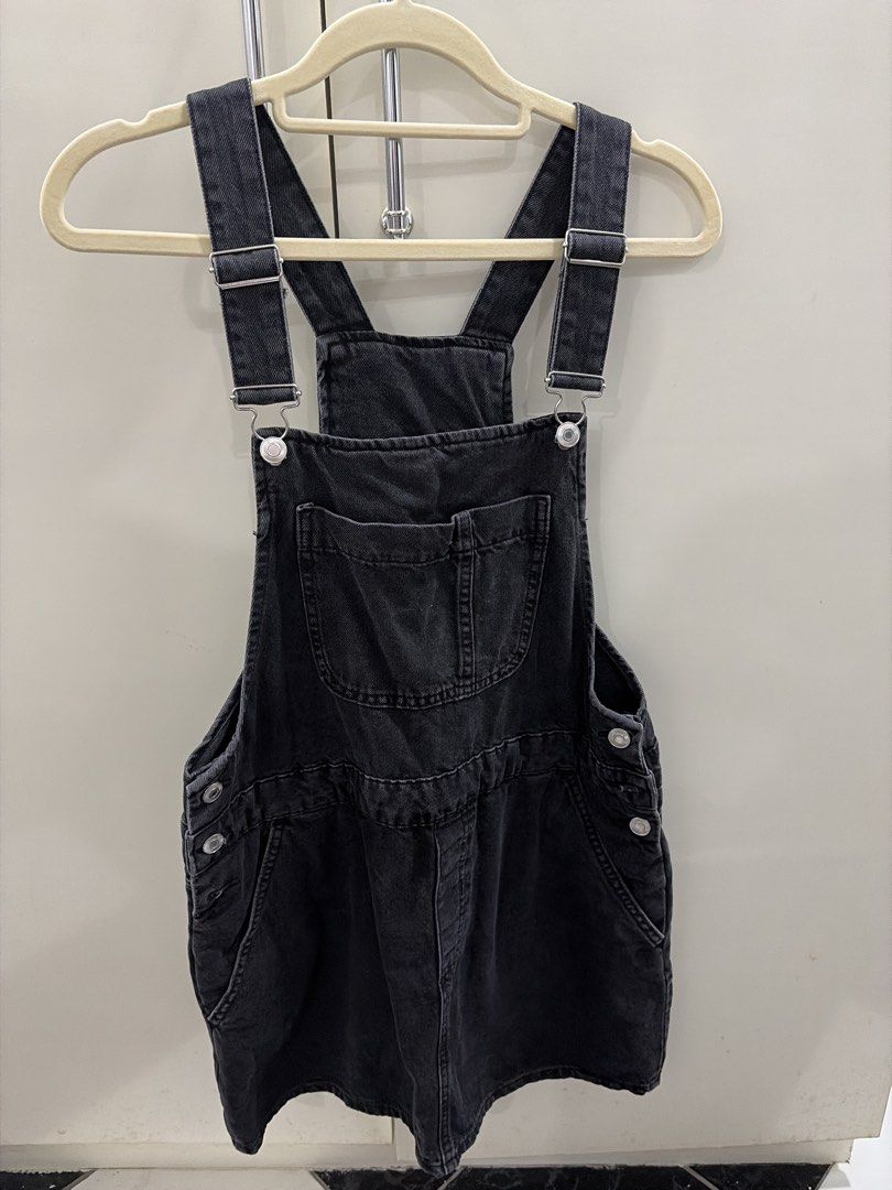 H&M Divided Black Denim Overalls (Category: Jumpsuits) located in Tuguegarao City. Submitted by alyssa.closet96 (Listing ID 1468079476, Image 1). Description: - Brand: H&M Divided - Size: S (EUR/US S, CN 165/88A) - Color: Washed black - Design: Classic bib front pocket, adjustable shoulder straps with metal buckles, side buttons, and front slant pockets - RFS: wrong size - Styling: Great basic piece for layering over t-shirts or hoodies - Conditi