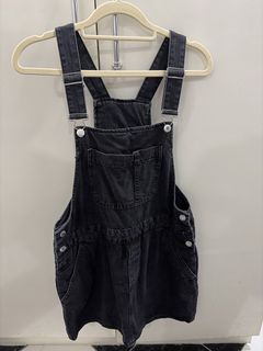 (Category: ) located in . Submitted by alyssa.closet96 (Listing ID 1468079476, Image 1). Description: .