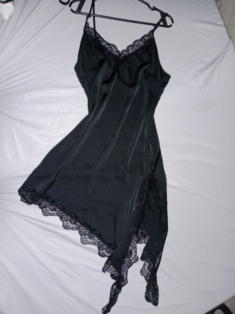 H&M Divided Night Silk Dress (Category: Dresses) located in San Isidro. Submitted by remtgs (Listing ID 1468204488, Image 1). Description: Never been used..