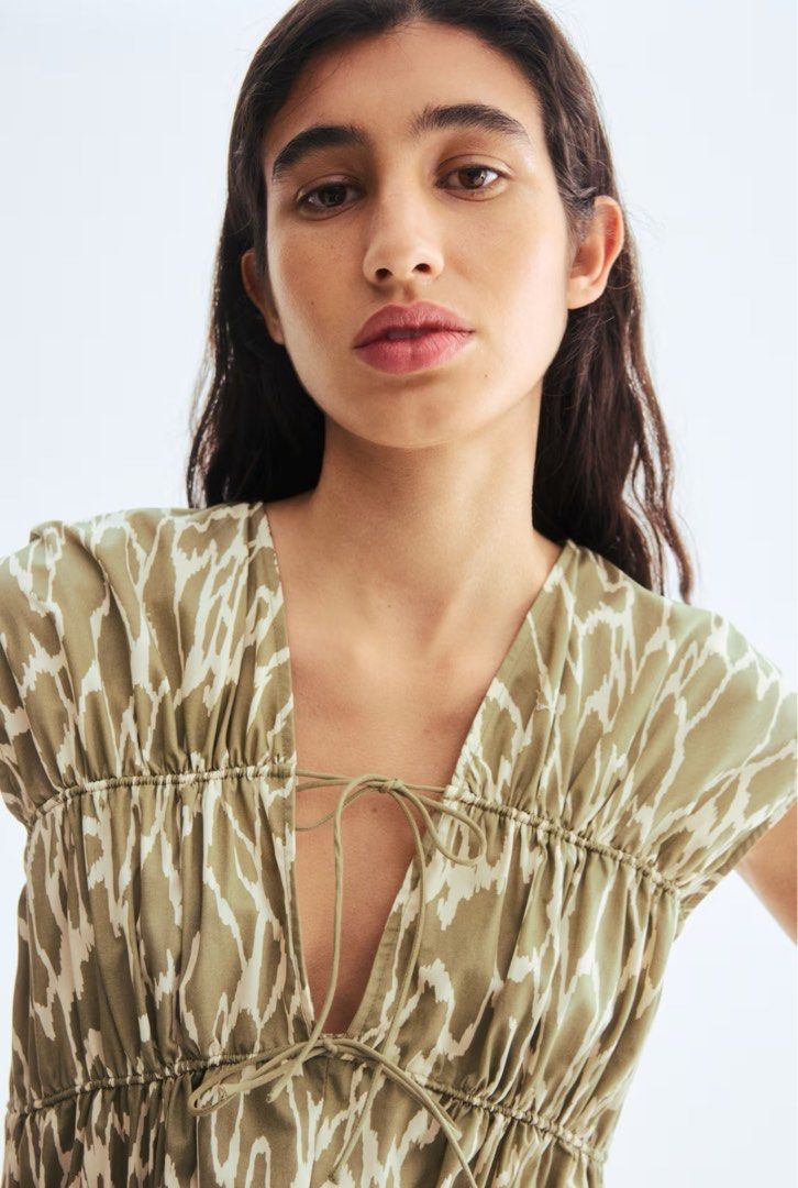 H&M drawstring detail poplin dress (Category: Dresses) located in Mataasnakahoy. Submitted by chicforless.ph (Listing ID 1468077828, Image 2). Description: .