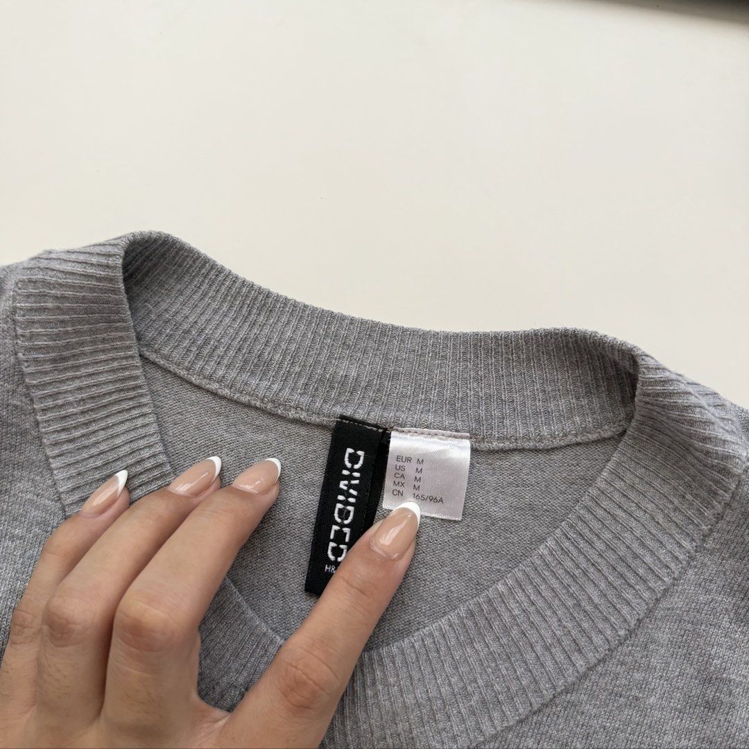 H&M Gray Button Up Sleeveless Top (Category: Sleeveless) located in Las Pinas. Submitted by francesca.finds (Listing ID 1468136136, Image 3). Description: - LAST PRICE - dm for photo when worn.