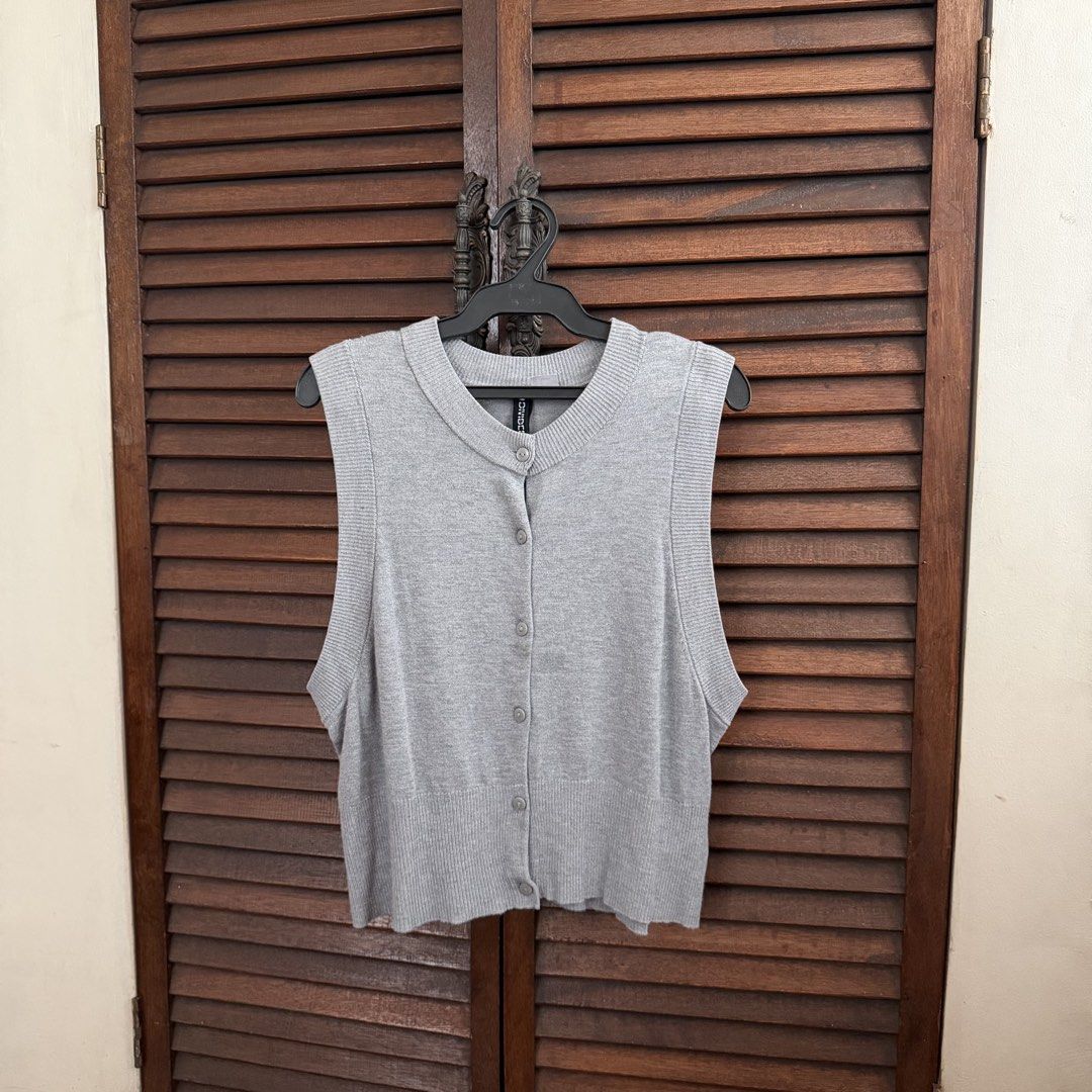 H&M Gray Button Up Sleeveless Top (Category: Sleeveless) located in Las Pinas. Submitted by francesca.finds (Listing ID 1468136136, Image 1). Description: - LAST PRICE - dm for photo when worn.