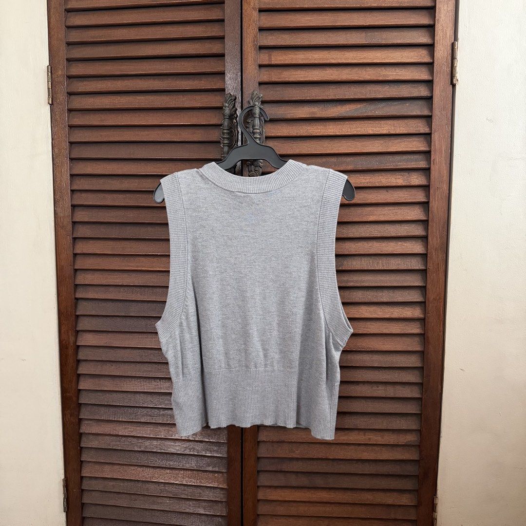 H&M Gray Button Up Sleeveless Top (Category: Sleeveless) located in Las Pinas. Submitted by francesca.finds (Listing ID 1468136136, Image 2). Description: - LAST PRICE - dm for photo when worn.