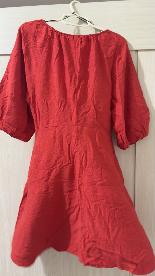 H&M Red Dress Size M (Category: Dresses) located in Manila. Submitted by warmbird.ac6e1a (Listing ID 1468215257, Image 2). Description: - Brand: H&M - Size: Medium (EUR/US M) - used once Decluttering .