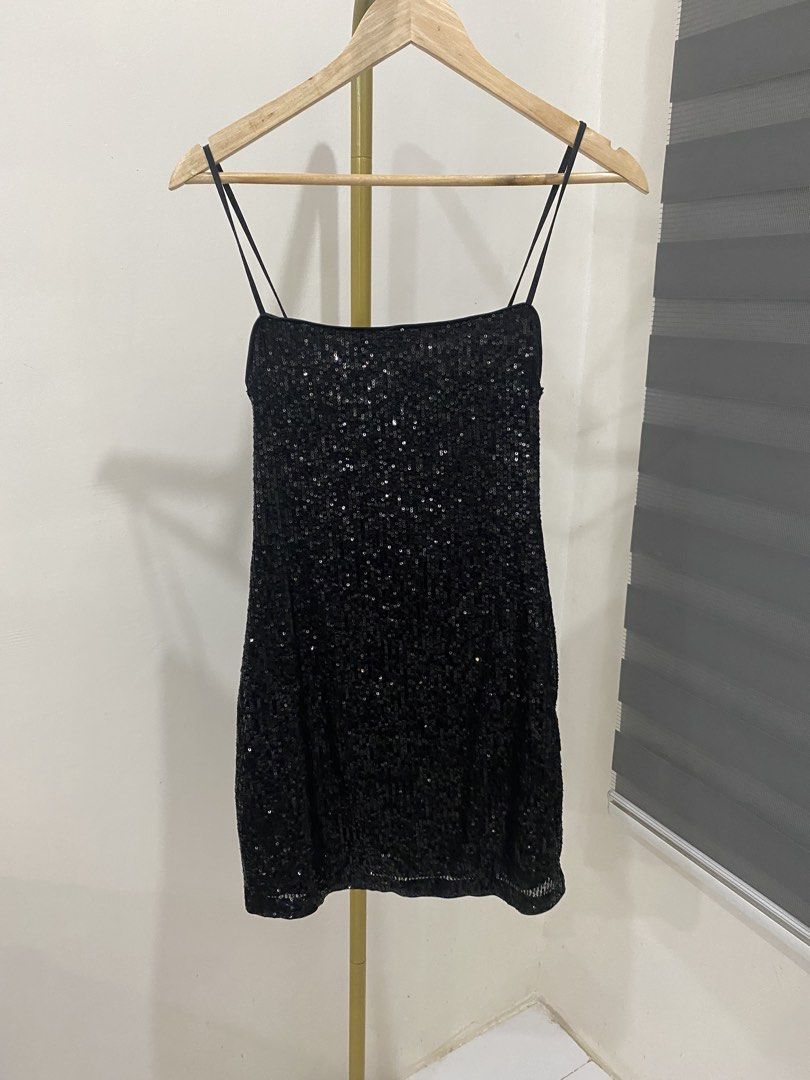 H&M sequined mini black dress (Category: Dresses) located in Paranaque City. Submitted by senseofstyle01 (Listing ID 1468146628, Image 1). Description: .