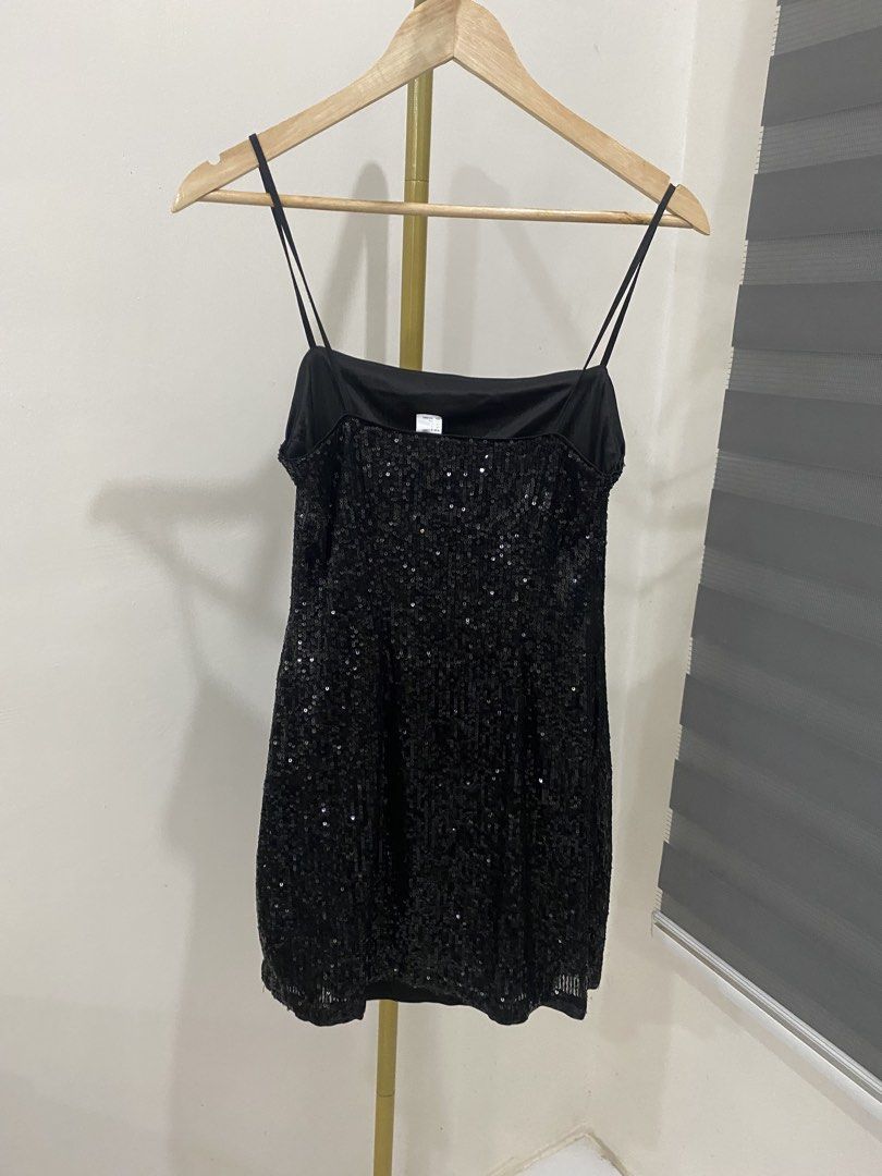 H&M sequined mini black dress (Category: Dresses) located in Paranaque City. Submitted by senseofstyle01 (Listing ID 1468146628, Image 2). Description: .
