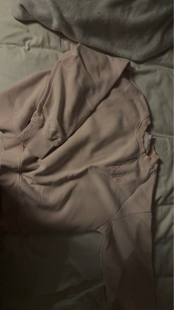 H&M sweater (Category: Others Tops) located in Manila. Submitted by emilyclothes.usa (Listing ID 1468214543, Image 1). Description: .