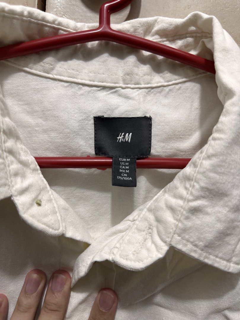 H&M White Long Sleeve Button-Down Shirt Size M (Category: Longsleeves) located in Manila. Submitted by vicnoay (Listing ID 1468278917, Image 2). Description: - Brand: H&M - Style: Long sleeve button-down shirt - Size: M (regular fit) - Details: Two front flap pockets with buttons, tortoise shell front buttons - Condition: Clean, basic piece - Best for: Casual wear or layering - Versatile wardrobe staple.