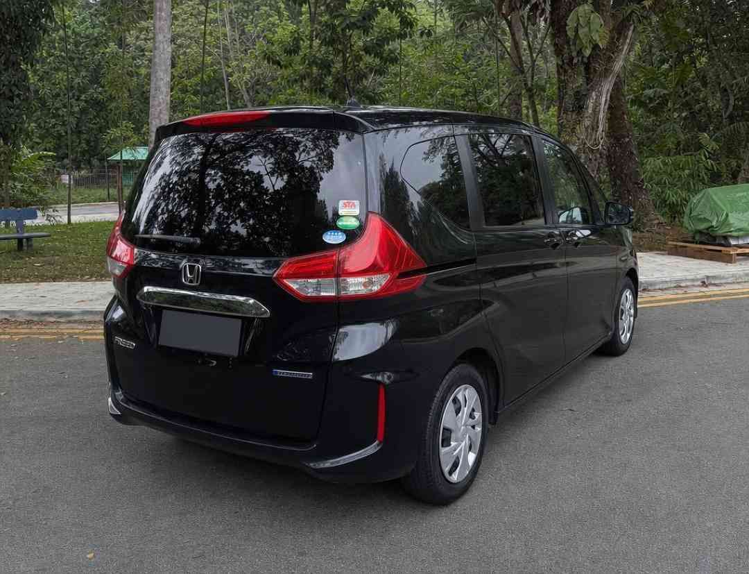 Honda Freed Hybrid 1.5 G Honda Sensing 7-Seater (A) (Category: Used Cars) located in Singapore. Submitted by carousell_certified_partners (Listing ID 1462861316, Image 2). Description: 1 owner! Good condition! 100% full loan available! 100% PHV loan available! Cheapest and lowest depreciation in the market! 1 of only 6 dealers in singapore to be awarded roll of honor by SGCM! Buy with confidence! In-house loan or bank loan available! Fast and eas