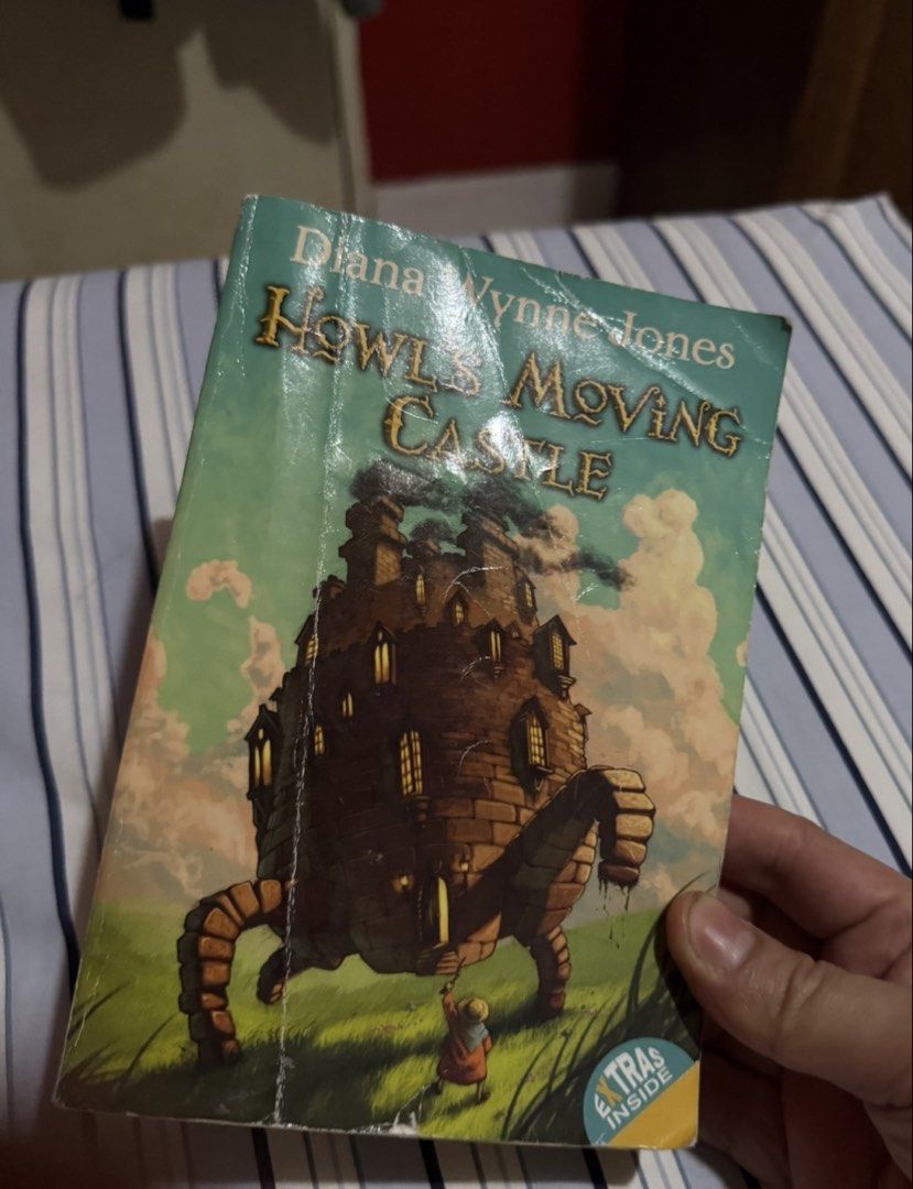 Howl’s moving castle PB (Category: Storybooks) located in Jaen. Submitted by jud24 (Listing ID 1468106066, Image 1). Description: Normal size paperback Issue: visible creases front cover.