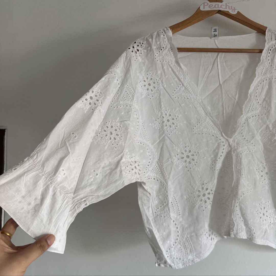 HQ Embroidery top (Category: Blouses) located in Manila. Submitted by apparella.ph (Listing ID 1468079869, Image 2). Description: Super pretty 9/10 no flaws Bust:40 Length:21 Best fits M-L frames ☑️Everything is my Own preloved / BNWT/BNWOT ☑️ not thrifted/Ukay ☑️ malukot sa picture kasi na stock sa cabinet (tinatamad mag plantsa ✌️ ) ☑️Personal items ( usually bought in US/UK/JPN ) every year po ako nag aabroad so expect i don’t sell fake items 
