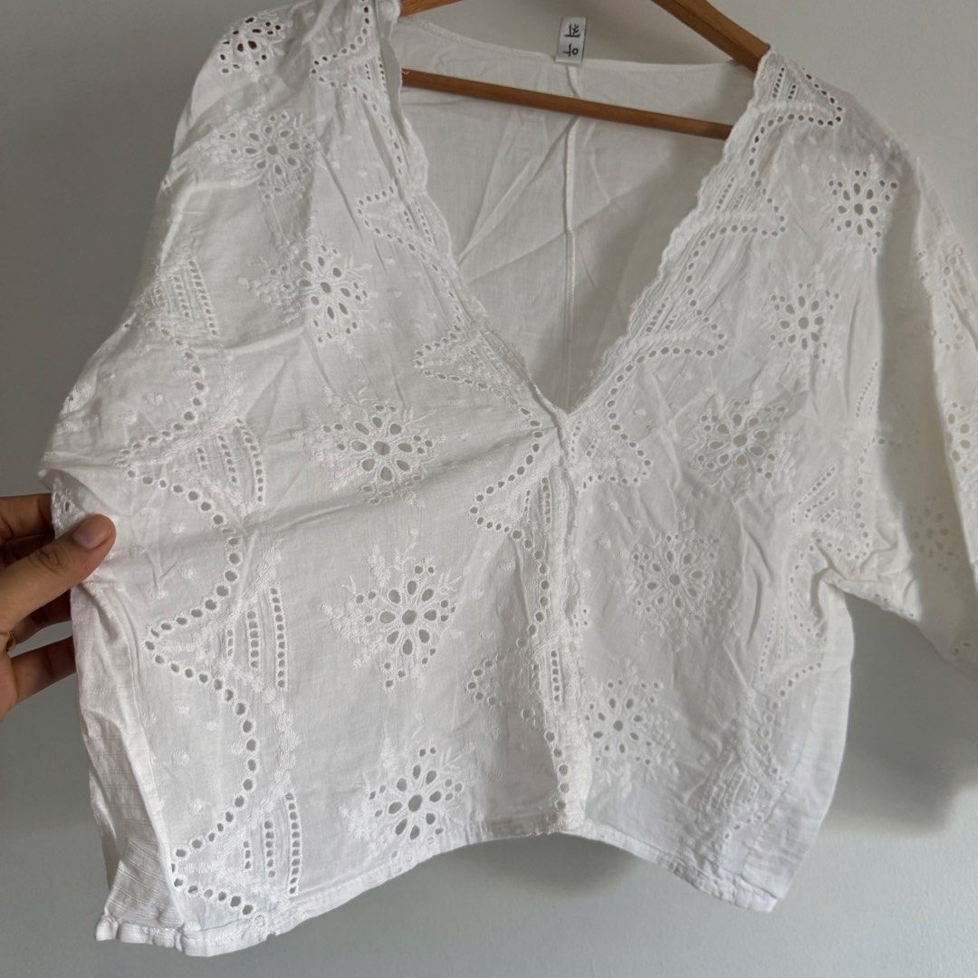 HQ Embroidery top (Category: Blouses) located in Manila. Submitted by apparella.ph (Listing ID 1468079869, Image 3). Description: Super pretty 9/10 no flaws Bust:40 Length:21 Best fits M-L frames ☑️Everything is my Own preloved / BNWT/BNWOT ☑️ not thrifted/Ukay ☑️ malukot sa picture kasi na stock sa cabinet (tinatamad mag plantsa ✌️ ) ☑️Personal items ( usually bought in US/UK/JPN ) every year po ako nag aabroad so expect i don’t sell fake items 