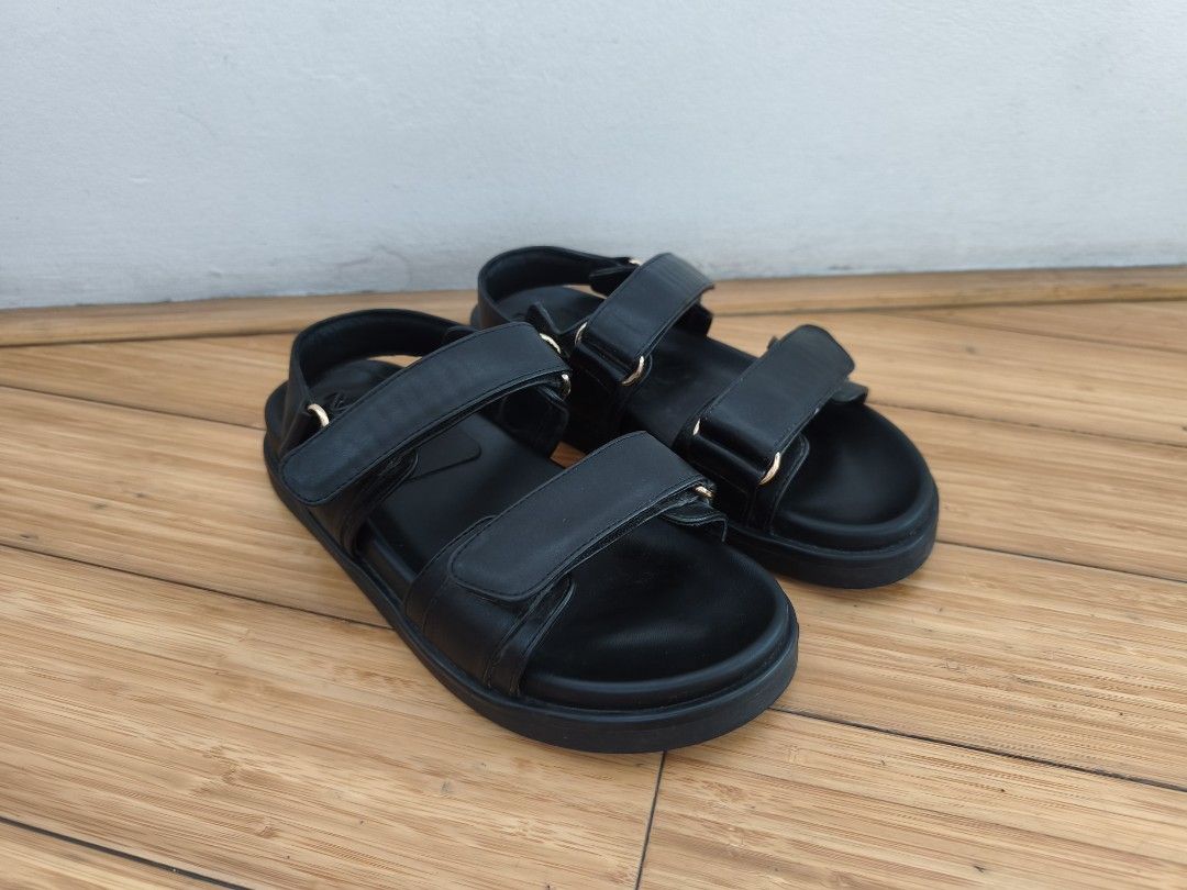 Hue Black Sandals (Category: Flats & Sandals) located in Manila. Submitted by smilefashion08 (Listing ID 1468071088, Image 2). Description: .