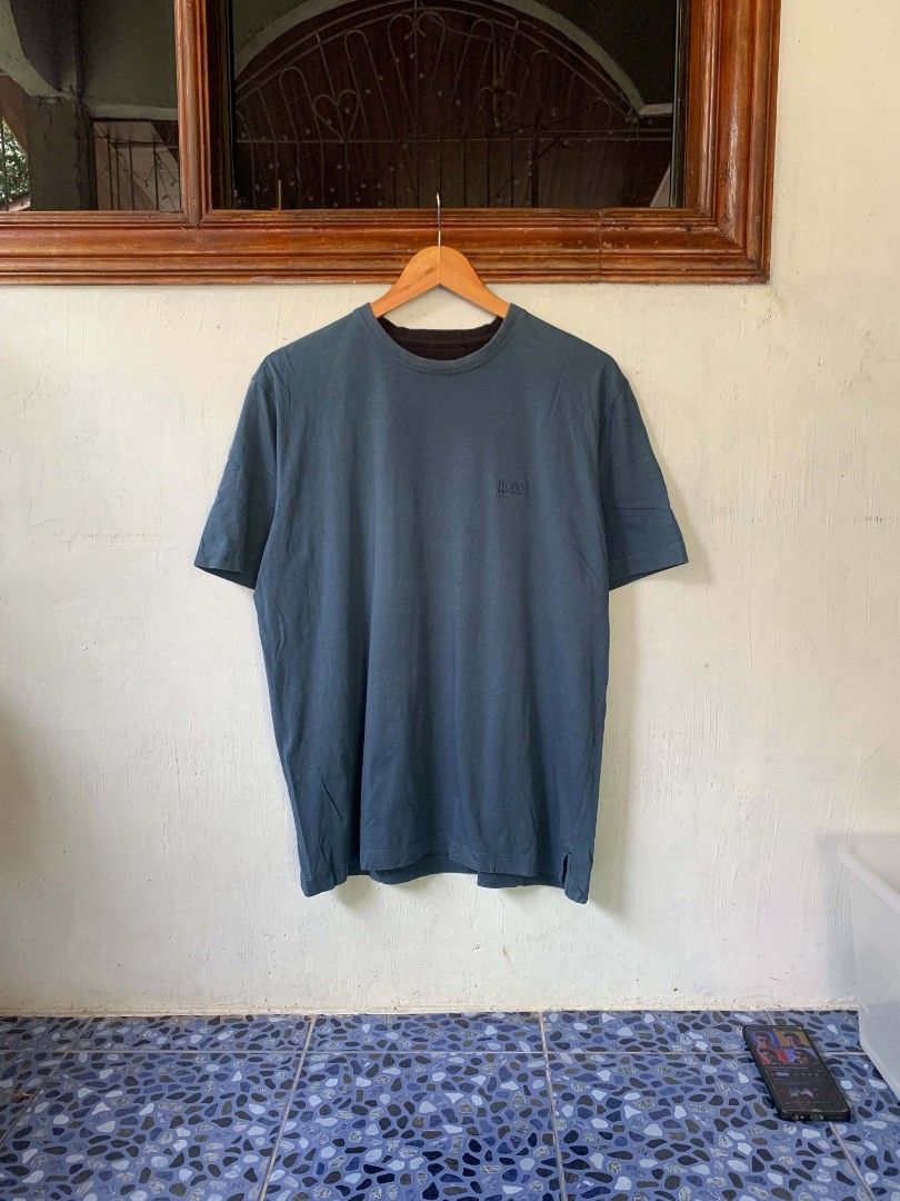 HUGO BOSS (Category: Formal Shirts) located in Kapalong. Submitted by prfy_gmrno (Listing ID 1468135866, Image 1). Description: EXCELLENT CONDITION ISSUE SMALL FADE SA NECK SIZE L DIMES W-20 L-28.