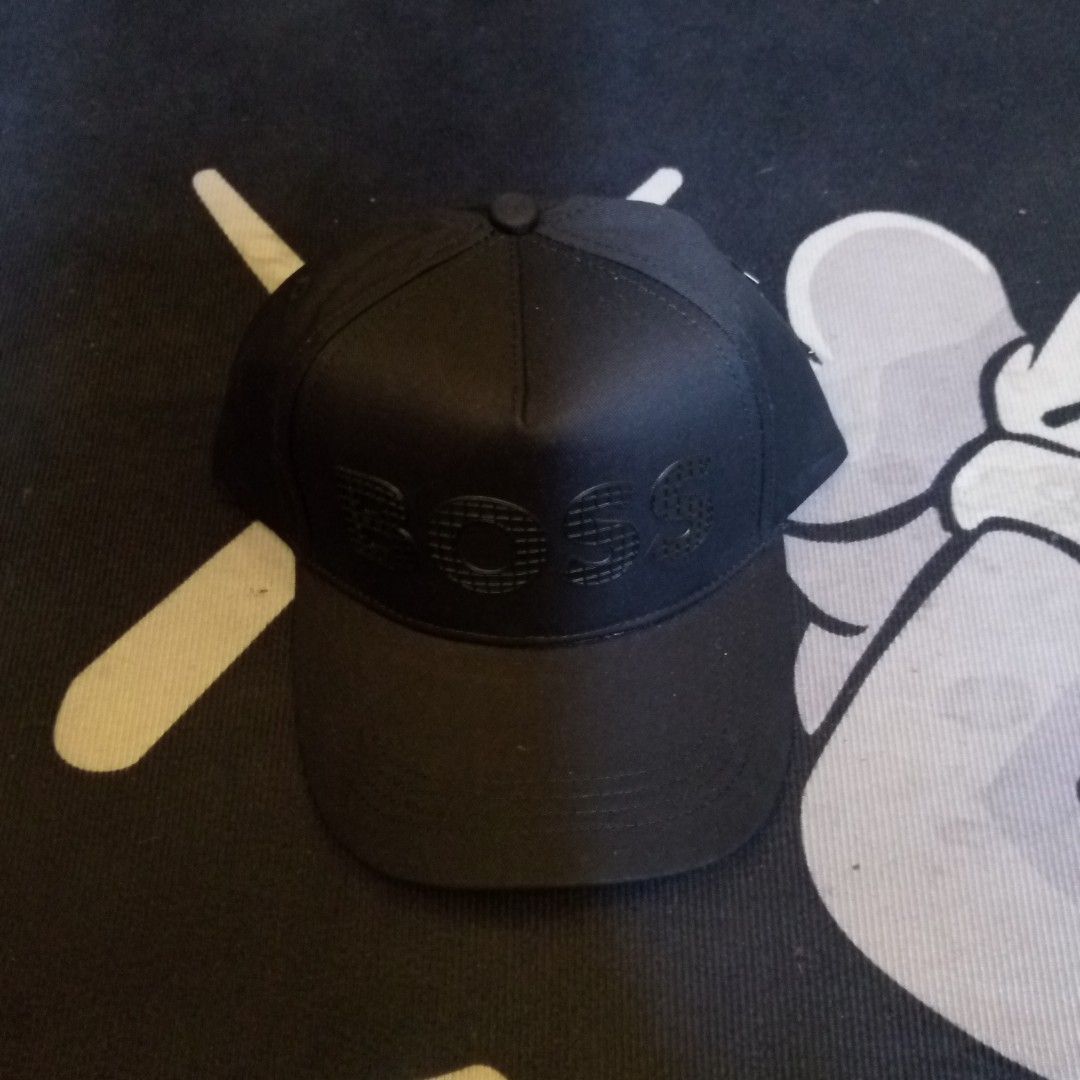 HUGO BOSS Black Baseball Cap Snapback (Category: Caps & Hats) located in Manila. Submitted by pablopresk0. (Listing ID 1468165943, Image 1). Description: - Brand: HUGO BOSS - Color: Black - Design: Raised tonal BOSS logo on the front - Fit: Adjustable snapback strap closure with embossed BOSS branding - Details: Structured crown, curved brim, and branded interior seam taping - Condition: Inner tags intact, well-maintained MANILA LOCATION📍 PM IF 