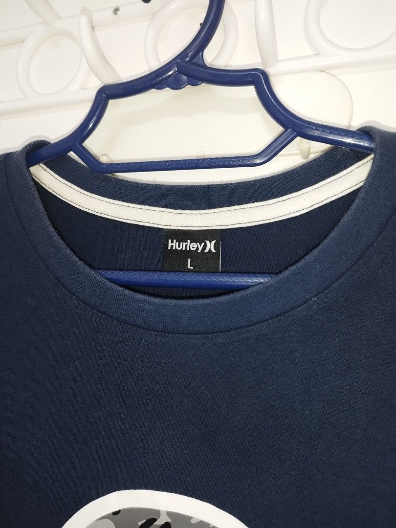 Hurley Crew Neck (Category: Tshirts & Polo Shirts ) located in Makati City. Submitted by krishtyle (Listing ID 1468145292, Image 2). Description: Decluttering Personal Items Hurley Navy Blue Crew Neck T-shirt with gray cano pattern refill with signs of usage on the neck part 📍Makati.