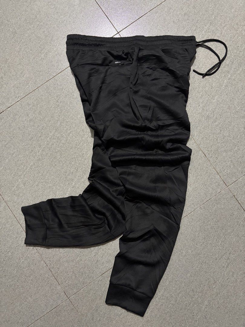 Hurley Jogger Pants (Category: Joggers) located in Talisay. Submitted by re_sell01 (Listing ID 1468062605, Image 2). Description: Hurley Jogger Pants Medium Mens Waistline 32-36” Length 39” Color: Black Excellent Condition.