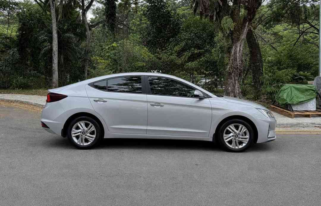 Hyundai Avante 1.6 Elite (A) (Category: Used Cars) located in Singapore. Submitted by carousell_certified_partners (Listing ID 1468115641, Image 2). Description: Highest spec Avante Elite model with the most advanced features on the car! Comes with engine & gearbox warranty till end of COE! A very economical with low maintenance and great fuel efficiency! Very well maintained unit with no major repairs needed! Flexible financing options available