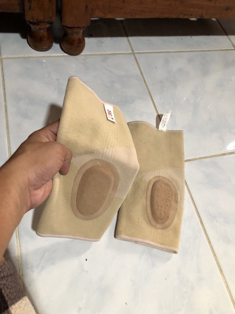 I-M Elastic Knee Support with Pad — Pair (Category: Medical Supplies & Tools) located in San Juan, La Union. Submitted by declutteringog7 (Listing ID 1468068478, Image 2). Description: 🇹🇼 I-M Elastic Knee Support with Pad — Pair ₱350 Category: Health & Wellness > Medical Supplies Details: • ✅ I-M Brand — Quality Imported Knee Supports • Sold as 1 PAIR (2 pieces) — cushioned patella pad design • Breathable stretch knit fabric — comfortable compr