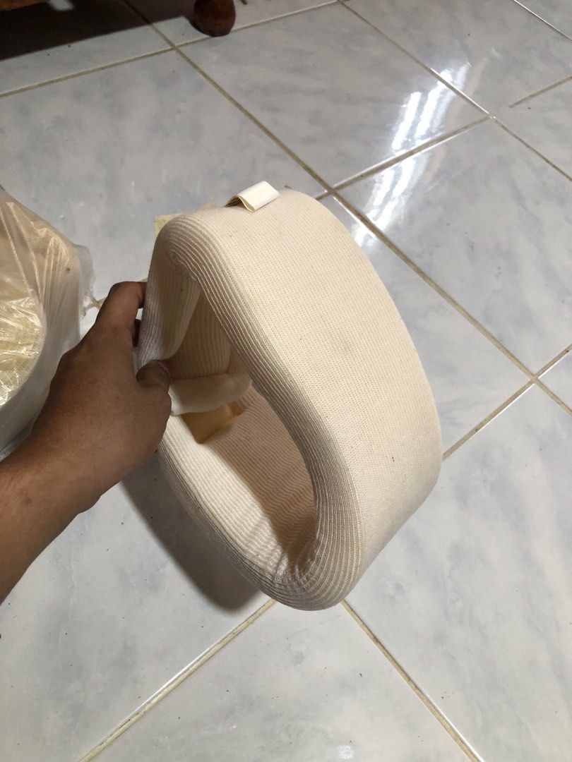 Imported Soft Cervical Collar — Neck Support Brace (Category: Medical Supplies & Tools) located in San Juan, La Union. Submitted by declutteringog7 (Listing ID 1468067332, Image 2). Description: 🇹🇼 Imported Soft Cervical Collar — Neck Support Brace ₱400 Category: Health & Wellness > Medical Supplies Details: • ✅ Made in Taiwan 🇹🇼 — Imported Medical Grade Quality • Size: Large — clearly labeled on item • Brand new, never used — premium soft fo