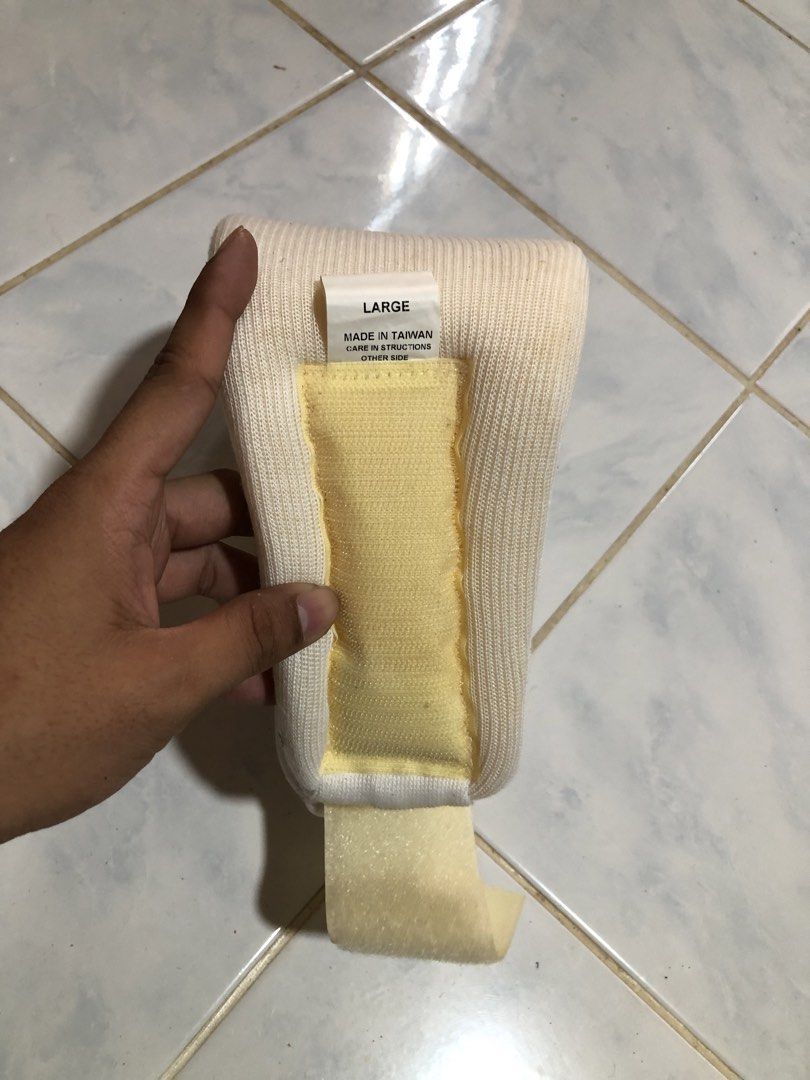 Imported Soft Cervical Collar — Neck Support Brace (Category: Medical Supplies & Tools) located in San Juan, La Union. Submitted by declutteringog7 (Listing ID 1468067332, Image 1). Description: 🇹🇼 Imported Soft Cervical Collar — Neck Support Brace ₱400 Category: Health & Wellness > Medical Supplies Details: • ✅ Made in Taiwan 🇹🇼 — Imported Medical Grade Quality • Size: Large — clearly labeled on item • Brand new, never used — premium soft fo