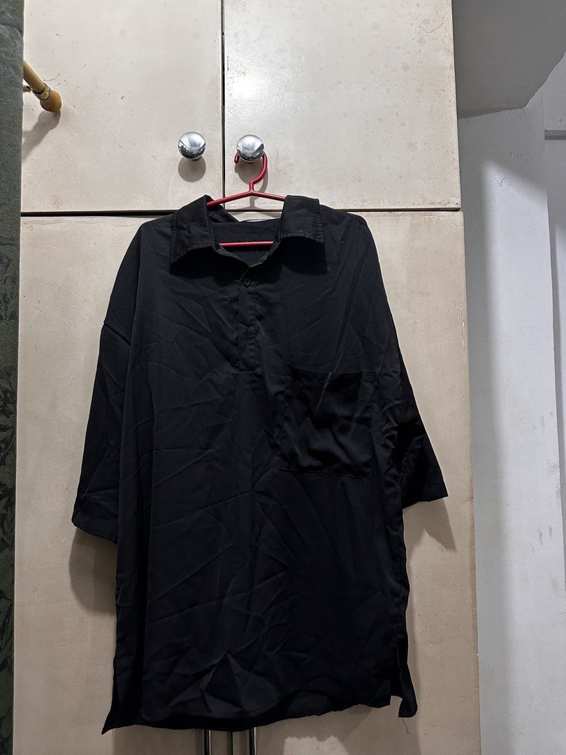 INCERUN Black Oversized Collar Shirt Size S (Category: Tshirts & Polo Shirts ) located in Manila. Submitted by vicnoay (Listing ID 1468279023, Image 1). Description: - Brand: INCERUN - Color: Black - Size: Small (Oversized fit) - Details: Half sleeves, chest pocket, classic collar - Fabric: Smooth and lightweight - Style: Minimalist streetwear - Condition: Good overall condition.